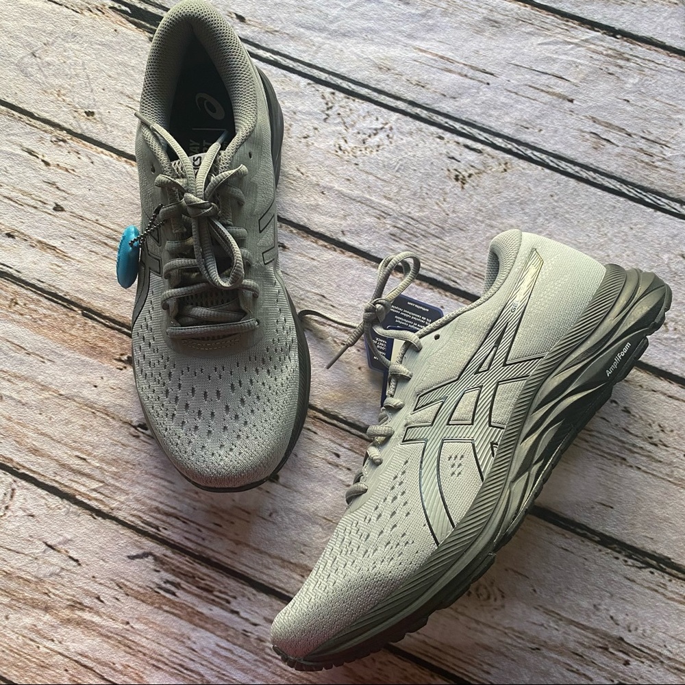 *NWT* Asics Gel Excite 7 sheet rock